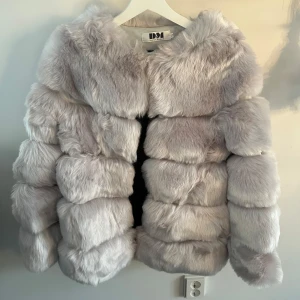 pälsjacka  - pälsjacka i jätte fint från dennis maglic, bara legat i en påse så aldrig använd💕