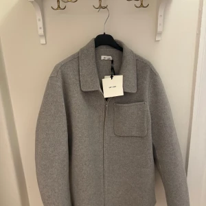Soft goat jacka - Helt ny soft goat jacka i storlek XL men passar mer L, nypris 5000, i ljusgrå färg, kashmir och ullblandning 