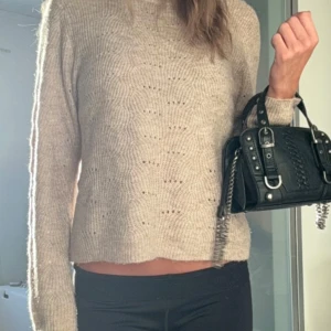 Stickad beige tröja - Jättesöt stickad beige tröja använd fåtal gånger perfekt till hösten!!!