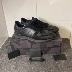 Valentino rockrunner - Hej säljer nu mina feta valentino rockrunner som är varma och perfekt till hösten och vintern. Storlek 44 Mitt pris 2399 Kontakta mig vid vidare funderingar och frågor.