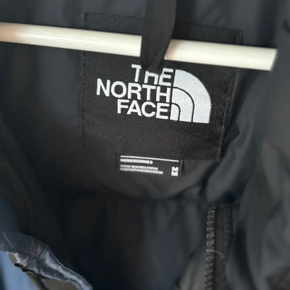 1996 Retro Nuptse JacketSäljer en snygg och varm pufferjacka från The North Face i blått och svart. Fodrad med RDS-certifierat dun - en certifiering som säkerställer en ansvarsfull djurvälfärd och hantering av dun samt fjädrar. Fyllnadsgrad: 700 . Jackor.