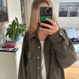 Jeans jacka - Snygga grön jeans jacka från Zara😍 Storlek S, fint skick!