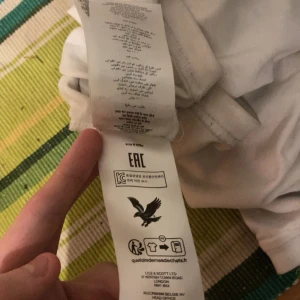 Lyle and Scott - vit Lyle And Scott tröja. storlek medium herr. pris kan diskuteras ner