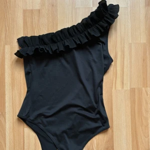 Festtopp offshoulder - Offshoulder top/body i fint skick.