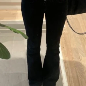 Svarta jeans - Snygga jeans köpta på Plick 