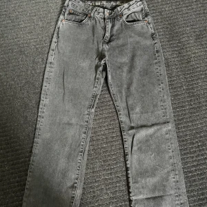 Jeans  - Mörkgråa raka jeans från bikbok💞 använda men fortfarande bra kvalite💞 storlek 26-32 (midja 26 - längd 32)