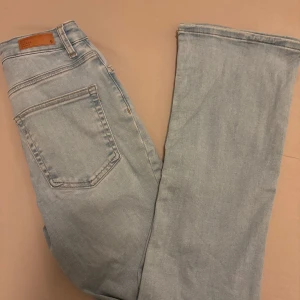 Jeans - Blåa bootcut jeans köpta på cubus men aldrig använt, storlek S. 