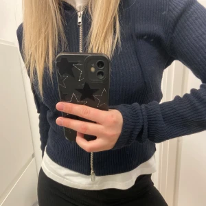 Ribbad Zip-hoodie - Jättefin marinblå tröja som är använd ett fåtal gånger så typ ny💙🤩