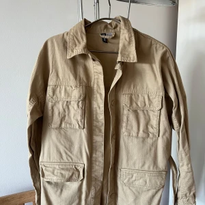 Beige tygjacka  - Beige tygjacka från HM! Fint skick, pris diskuterbart ❤️❤️