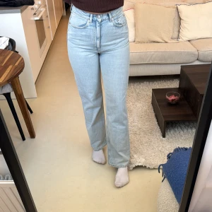 Blåa jeans - Blå jeans ifrån Weekday i storlek 28/32 i modellen Rowe. Köpta i somras, endast använda 1 gång. Säljer pga för små. Nypris 590kr 