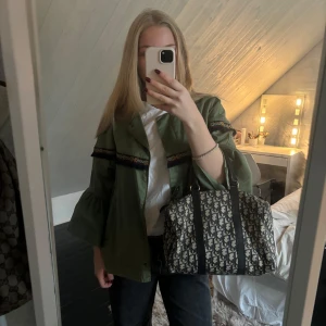 Grön jacka/kofta💚 - Såå fin med detaljer, varit väldigt eftertraktad samt slutsåld! Jag har S-M i kläder