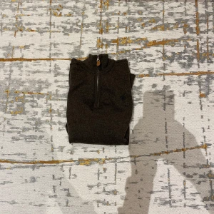 Morris half zip - Hej, säljer denna Morris half zip då den är för liten för mig. Jätte skönt material och skön passform. Vid frågor eller funderingar hör gärna av dig.