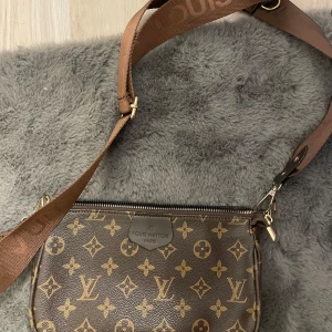 Handväska  - Köptes utomlands. Super snygg men kommer ej till användning 