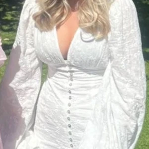 Adoore klänning - Säljer en adoore klänning, använd 3 gånger❤️