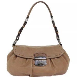 Prada Väska - Denna väska är designad för att hjälpa dig varje dag. Väskan är praktisk att bära och moderiktig design.  