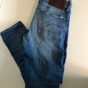 G-star jeans - Säljer ett år lite ljusare Gstar jeans. Det är storlek 30/30, pris 449