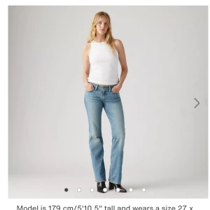 Levis Lågmidjade jeans - Säljer dessa skit snygga jeans i strl 25/32, passar XS🙏🏻 de köptes för 949kr men säljer för 579 och har samma i mörkgrå som jag också säljer och kan gå med på paketpris + samfrakt vid köp av båda❤️ de båda är i super bra skick utan defekter, som nya!