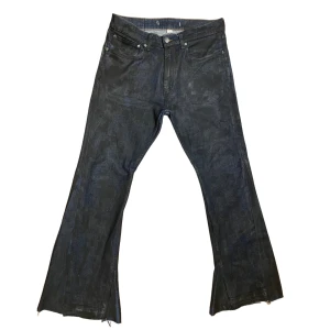 Svarta målade bootcut jeans  - Bootcut jeans från Calvin Klein i 100% bomull  som har målats med svart textilfärg. I takt med att byxorna används kommer färgen att slitas något vilket kommer ge en cool effekt. W31 L32. Dm  för frågor 🎯 