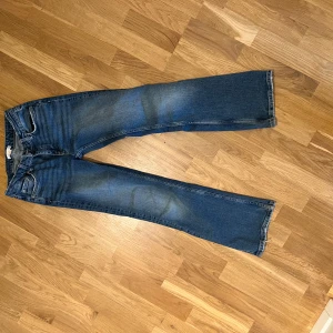 Gina Tricot utsvängda jeans  - Gina Tricot utsvängda mellan blå jeans strl 152:-