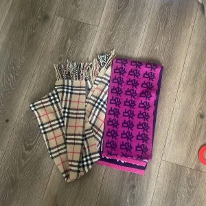 Halsdukar - Två stycken som säljs tsm. Dom har använts runt 2-3 gånger. Så dom skräpar bara nu 