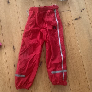 Överdragsbyxor  - Polarn o pyret överdragsbyxor med dragkedja hela vägen ner på benet. 