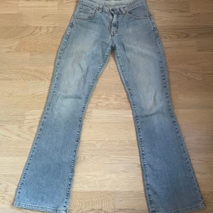 Låg midjade Levis jeans - Skit snygga low rise jeans från Levis, passar tyvärr inte mig därav säljer jag Mått Midja tvärs över: 33cm Inerbenslängden:78 cm