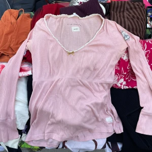 Odd Molly topp - Supersöt ljusrosa odd molly-topp med fina detaljer och rosetter. Storlek 1 men passar mig som är M och även mindre