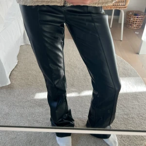 Skinnbyxor - Sjukt snygga skinnbyxor från Only, de är slutsålda och midwaist💗💗Midjemått: ca 30cm rakt över, innerbenslängd: ca 78cm