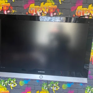 Samsung tv - Fin Samsung tv 32 tum säljes för att jag bhöver en ny skärm till min dator. 