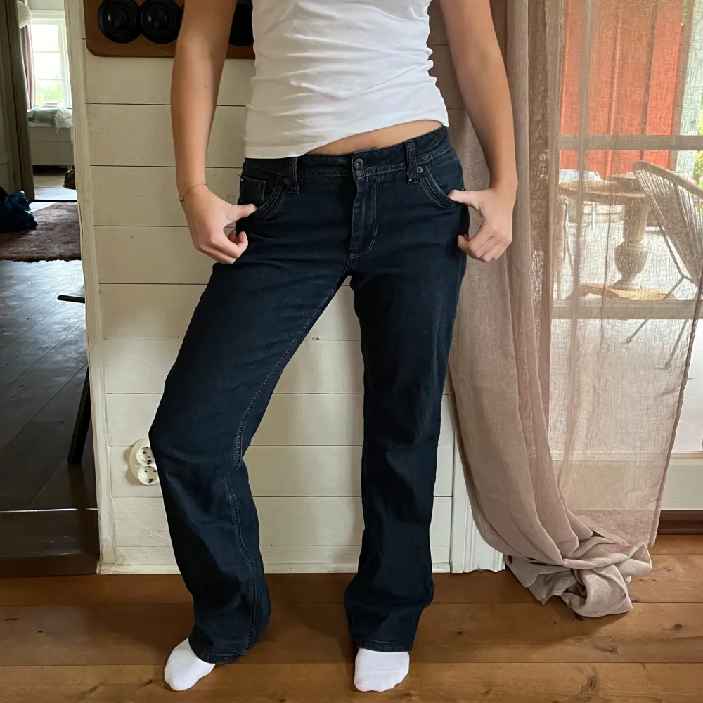 Midjemått(rätt över): 38 cm Innerbenslängd: 80 cm Modellen är: 168 cm  Skriv om ni har några frågor💗//Perfectjeans . Jeans & Byxor.