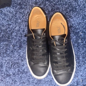 Zara skor - Simpla zara skor i storlek 43 använda ungeäfr 2 veckor vill inte ha dem längre eftersom de inte passade mig snabb affär vill bara bli av med dem, vid frågor eller funderingar skriv, pris går diskutera