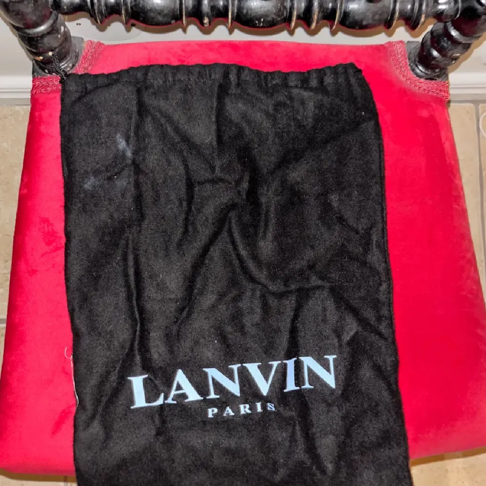 Hej, säljer nu mina Lanvin Cap toe i grå eftersom dem ej passar mig längre. Skorna är använda och har några enstaka flaws men är annars i bra skick.  Bara att skicka ett PM  ifall ni har några funderingar eller om de skulle vara någonting annat!. Skor.