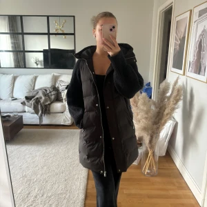 Zara väst  - Lång väst från Zara. Använd men i fint skick. Strl XS