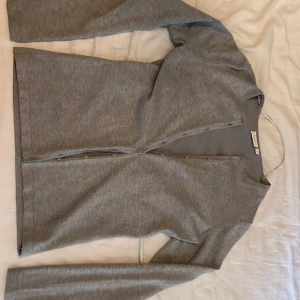 Grå kofta från saint tropez  - Säker min jätte snygga tröja från saint tropez. Tröjan satt inte jätte bra på mig därför jag säljer den, använd cirka 2 gånger, köpt för 349 säljer för 200