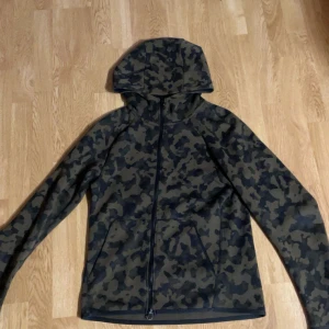 nike tech fleece - den är xs passar till S bra skicka vill inte ha den mer 