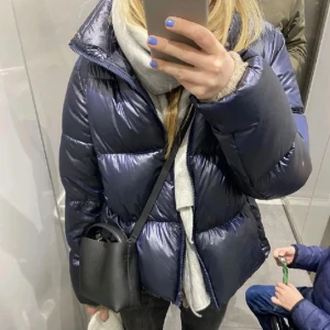 mörkblå uniqlo down puffer jacket - marinblå dunjacka ifrån uniqlo i glansigt material 💕 jackan är i äkta dun så den är super varm! bilden är lånad