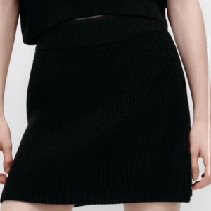 stickad minikjol - svart stickad minikjol, ribbad, från zara. Bra skick. Fin att använda som topp också (sista bilden)🤎