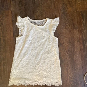 spetstopp  - så söt spetstopp med genomskinlig rygg🩷superfint skick, inga defekter.