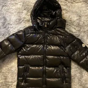 Säljer en MONCLER MAYA storlek M  I jätte bra skick 8/10 Jag kan tänka mig inbytte så kom med förslag vad ni har och byta mot.