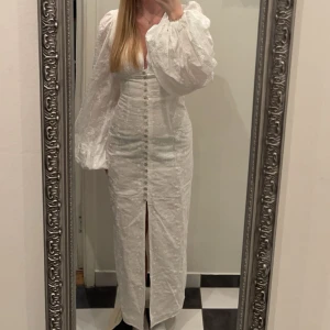 Adoore Positano - Storlek 34, säljer min Adoore Positano klänning, använd en gång pga fel storlek, annars bara testad. Den är som ny utan prislapp!