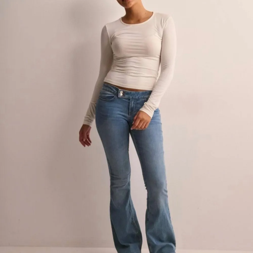 Ett par helt oanvända jeans beställda ifrån Nelly storlek Xs/32, märket är vero moda. Jeans & Byxor.