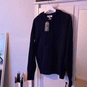 Kashmir hoodie - Hej! Säljer dessa nästan nyskick Kashmir hoodie. Den är från carmes. Skick 10/10 inga defekter eller något. Mitt pris 599 så väldigt bra pris. Storlek S. Hör av dig vid minsta lilla fundering. Mvh//Wille