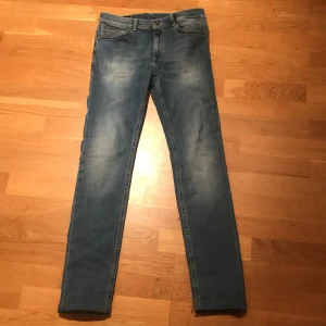 Dondup jeans - Fina jeans som är använda runt tre gånger. Dom är slim fit och storlek 154. Georg är modellen.