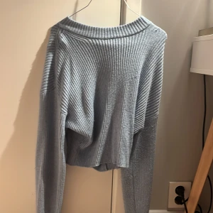 Blå stickad tröja - Långärmad ljusblå stickad tröja från Bikbok. Strl L men skulle säga typ en S som är lite lång i ärmarna. Väldigt mysig och snygg ❤️Bra kvalité men lite nopprig (se bild). Pris kan diskuteras.