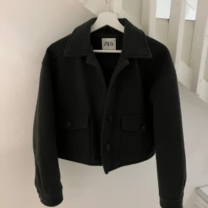 Grön zara kappa! - En oliv grön kappa från zara som inte finns att köpa längre, supersnygg men kommer tyvär inte till användning mer💗