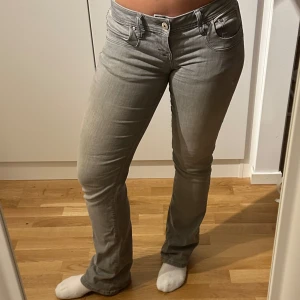 Bootcut jeans LTB - Säljer dessa bootcut jeans från LTB i modellen VALERIE. Jättesköna och fina. Lågmidjade jeans. Litet slitage längt ner på ena benet annars väldigt bra skick! Det är i storleken W26 L32. Är 164cm och de något långa annars jättebra i längden.🩷
