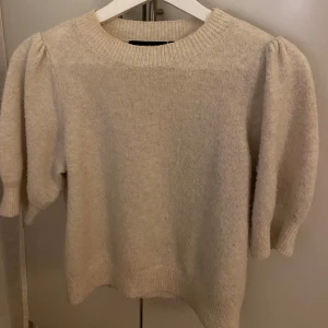 Stickad tröja  - Fin vit stickad tröja i storlek xs men passar S också. Använd och är lite nopprig. 
