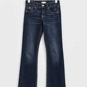  jeans - Jag säljer mina tall bootcut jeans för att dem inte kommer till använding, sparsamt använda och inga skador. Skriv för fler bilder. Pris kan diskuteras 