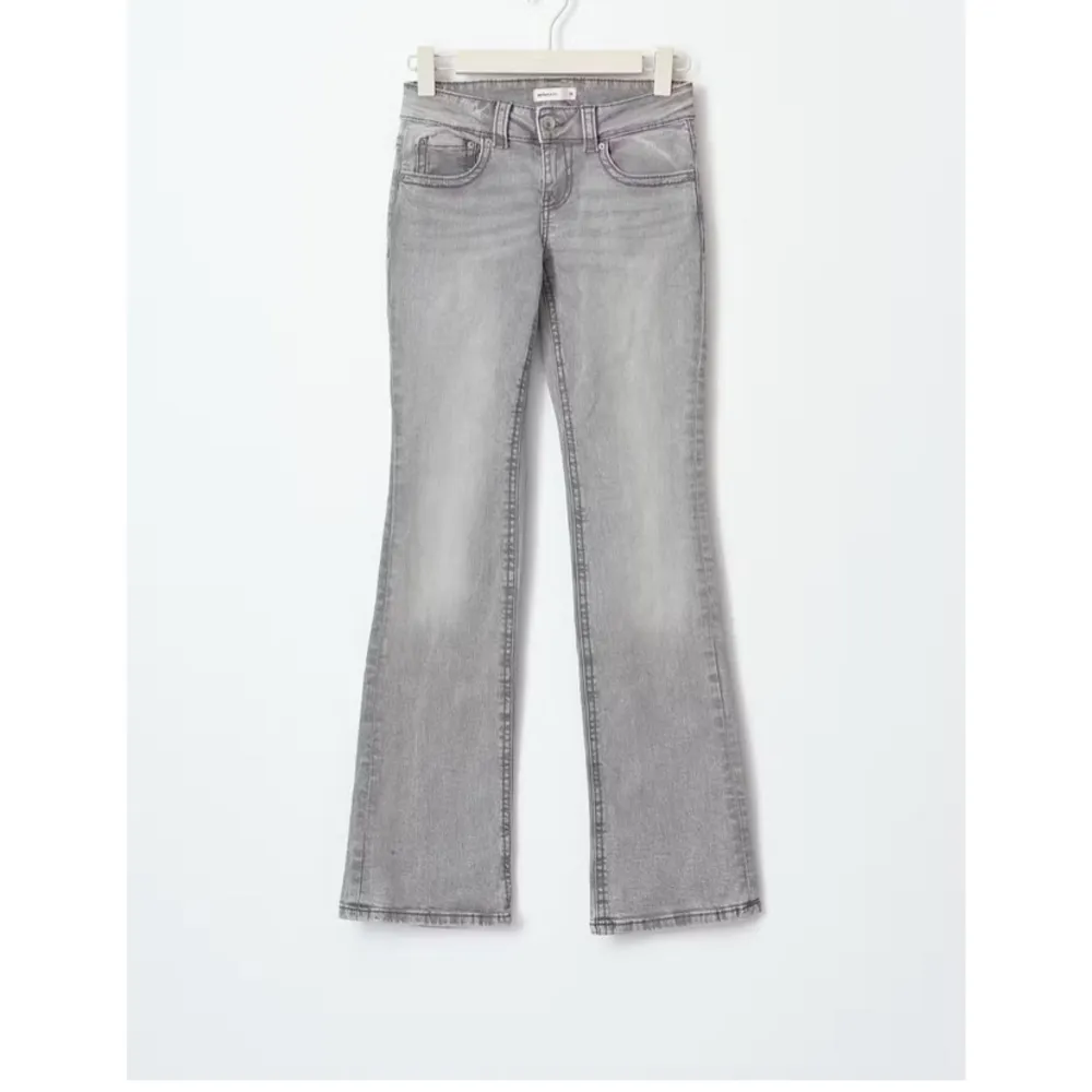 Säljer dessa gråa jeans från Gina tricot för att de inte kommer till användning alls. Har använt de 2-3 ggr. Nypris 499 kr. De är i storlek 36 men funkar för mig som vanligtvis har 34. Jeans & Byxor.