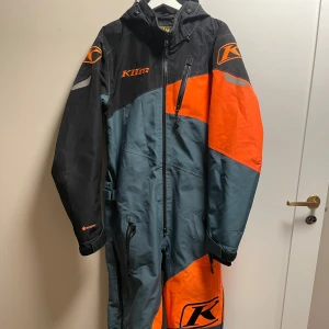 Skoteroverall  - (Modell: ripsa ) Jättefin skoter overall som skulle vara bra nu till vintern. Säljer pga att den inte kommer till användning. Vid snabb affär kan priset diskuteras. Använd fåtal ggr så skulle säga i ett nyskick😇  Nypris: 7500kr  Mitt pris: 5000kr